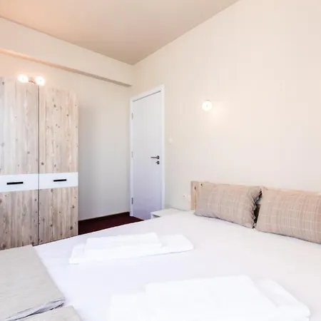 Къща за гости Theona