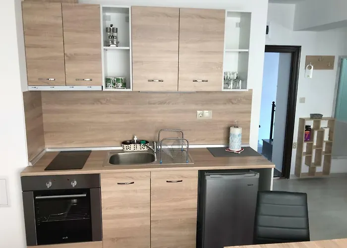 Theona Πανσιόν Obzor