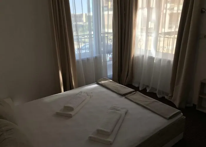 Theona Πανσιόν Obzor