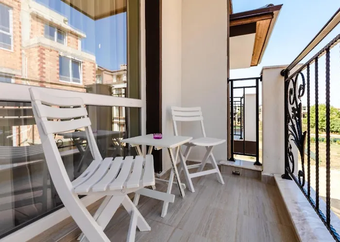 Theona Πανσιόν