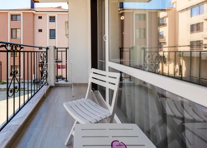 Theona Πανσιόν