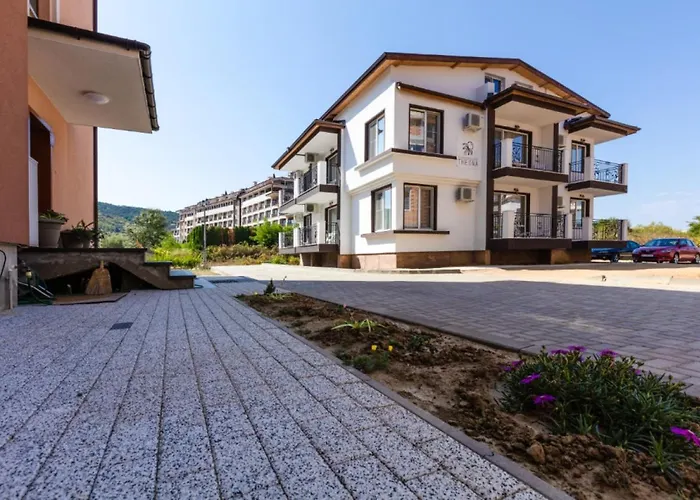 Theona Πανσιόν 4*