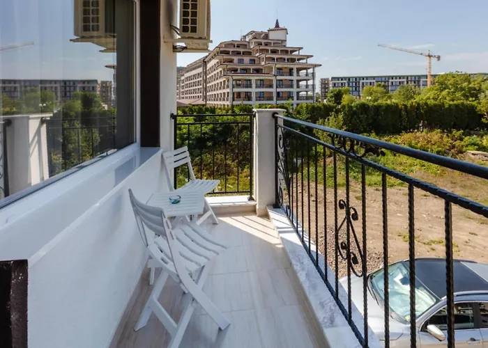 Theona Πανσιόν