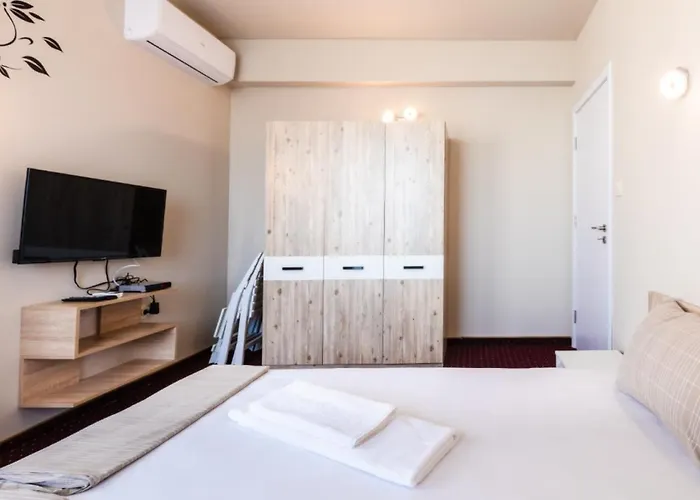 Theona Πανσιόν Obzor